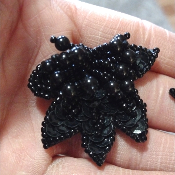 VINTAGE HAND SEWN BLACK SEAD BEADED FAN SHAPED PUSH-BACK DROP 1.5" EARRINGS - Picture 4 of 9